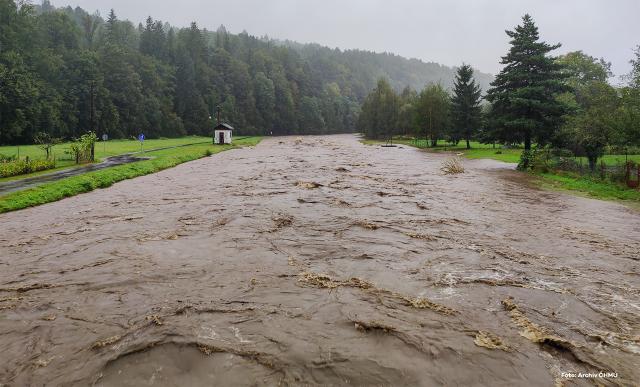 ilustrační fotografie rozvodněné řeky